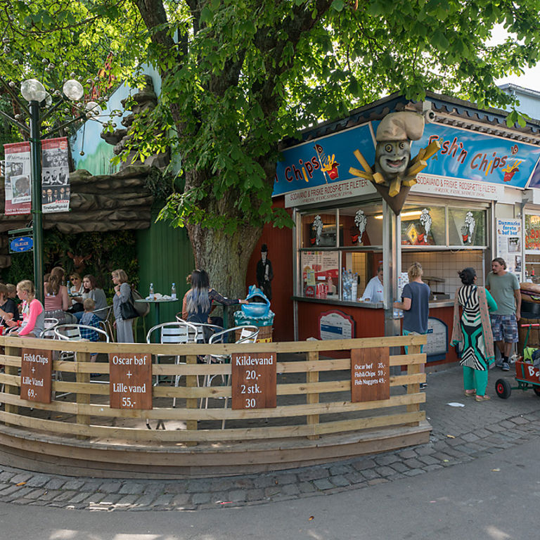 Bakken Cafe is fastfood Oscars bøf fishn chips Terrase