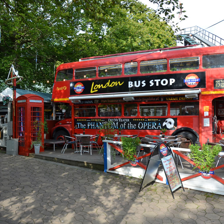 Londonbussen er en hyggelig pub på Bakken