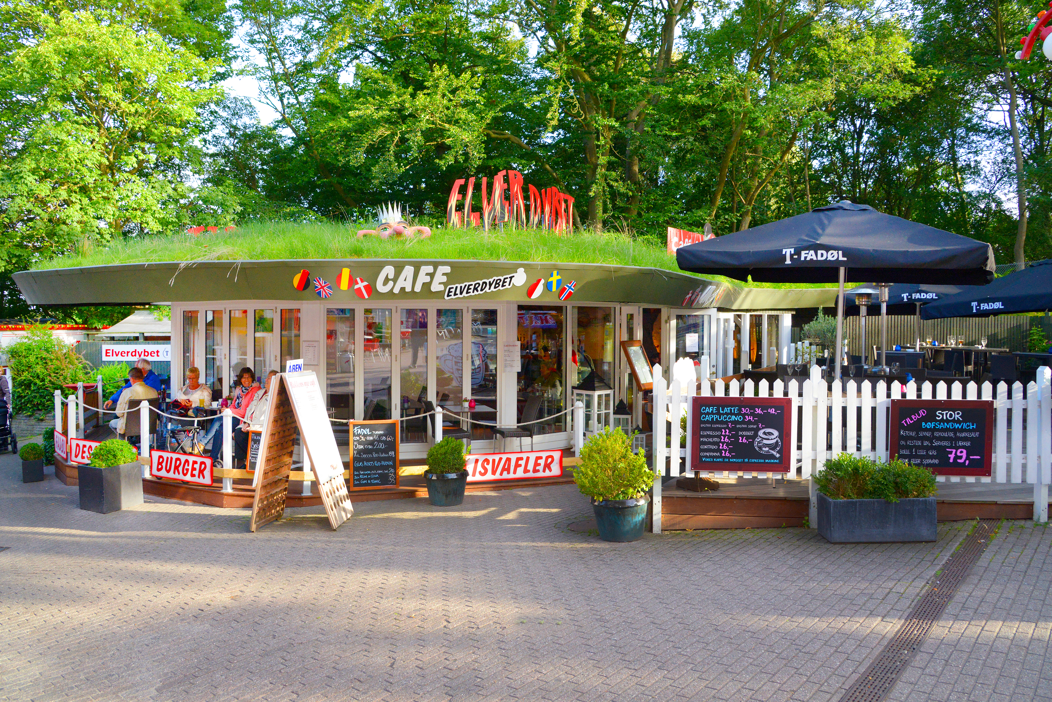 Bakken Cafe Is Fastfood Elverdybet Gruppe Voksen Facade