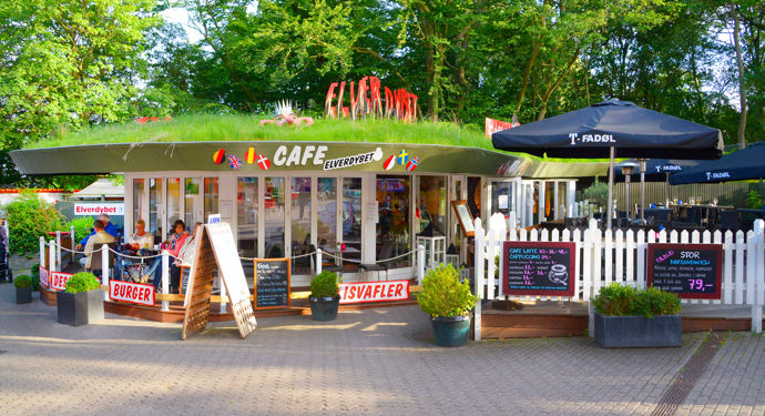 Bakken Cafe Is Fastfood Elverdybet Gruppe Voksen Facade