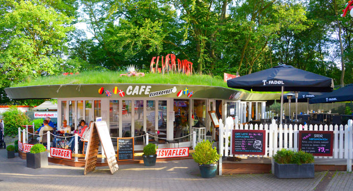 Bakken Cafe Is Fastfood Elverdybet Gruppe Voksen Facade