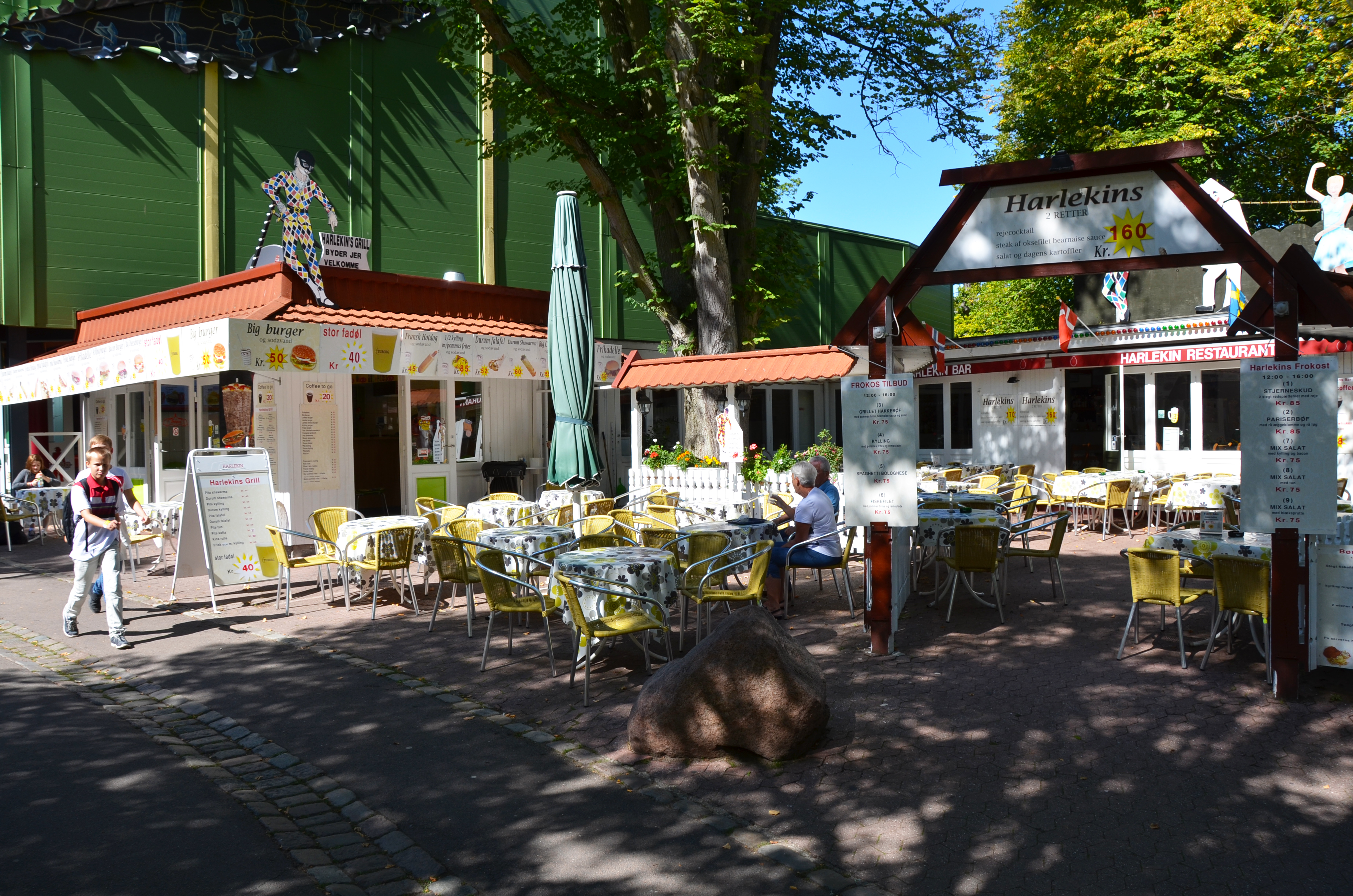Bakken Cafe Is Fastfood Harlekins Grill Facade Sommerdag