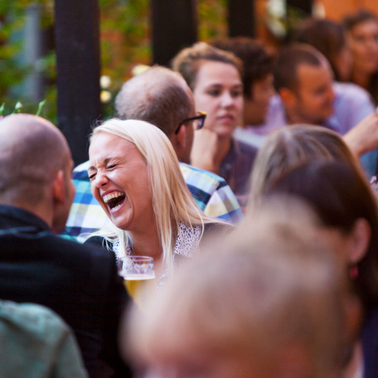 En firmafest i København hvor kollegaer griner og har det sjovt.