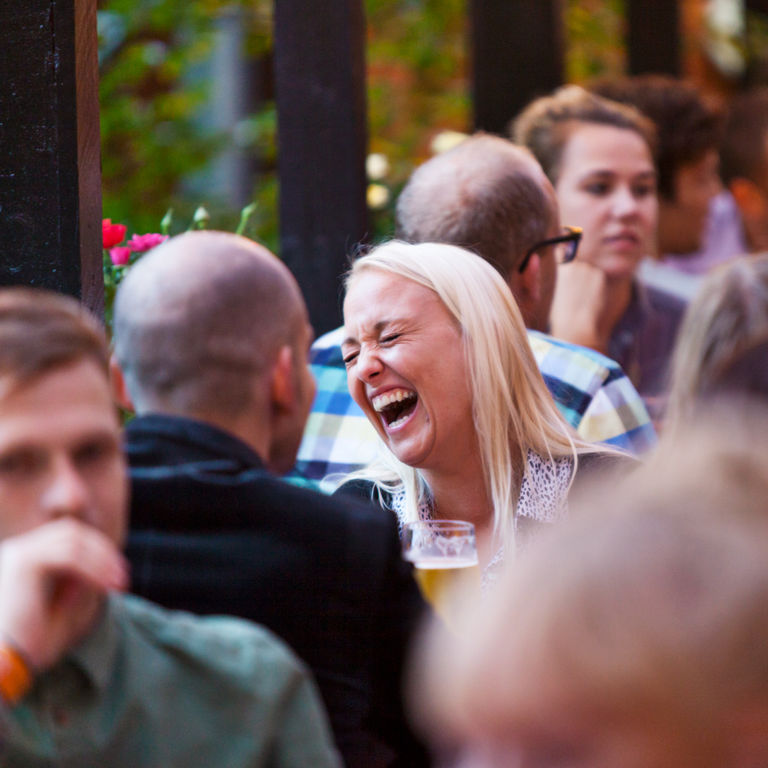 Polterabend i København, hvor en gruppe af venner griner og har det sjovt.