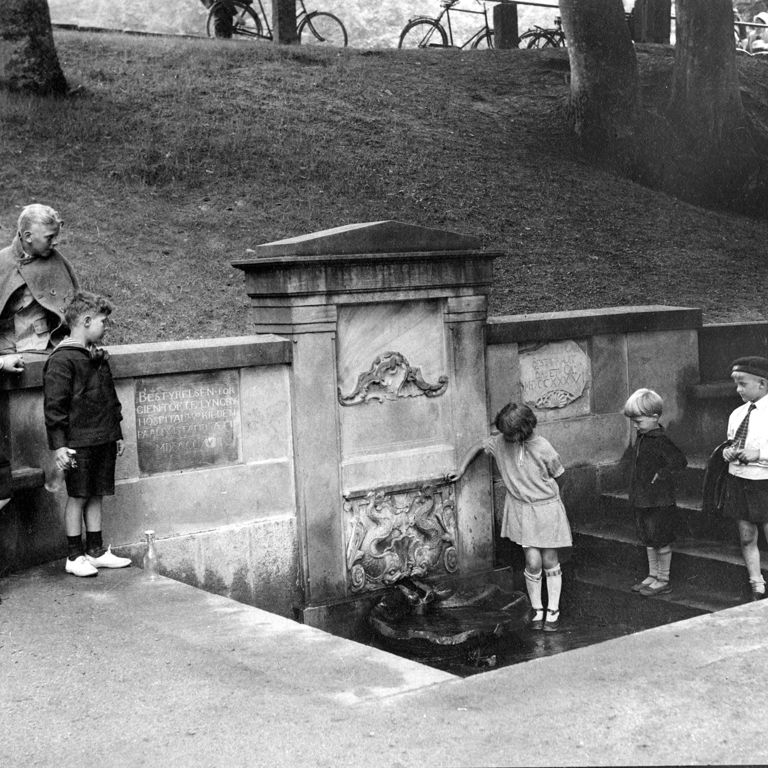 Bakkens Historie Børn ved kilden i 1930erne Københavns Bymuseum