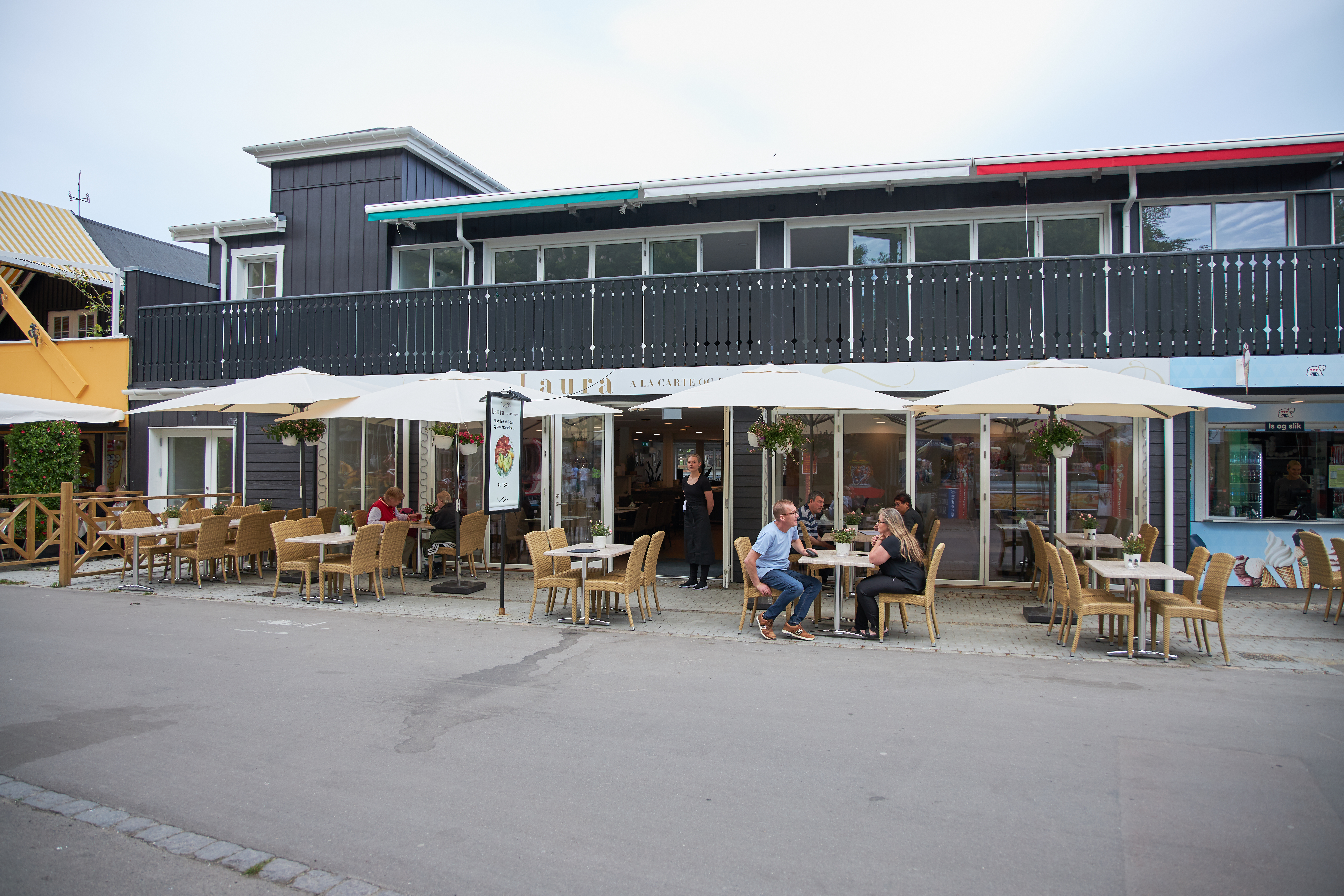 Hos Laura serverer lækker buffet på Bakken